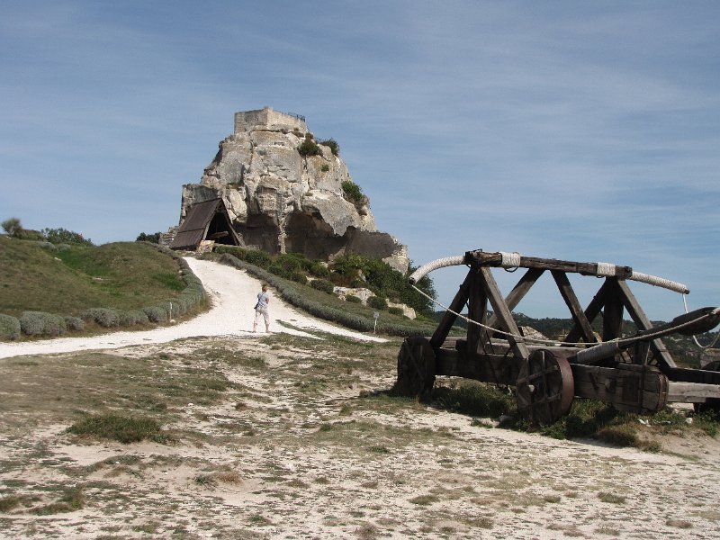 frouwkje met tour sarrasine.jpg - Château des Baux is tegenwoordig een plaats waar wapens uit de middeleeuwen worden getoond en gedemonstreerd.